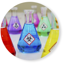 Photo ronde de plusieurs fioles de produits chimique de différentes couleurs, toutes étiquetées avec une étiquette contenant un pictogramme CLP